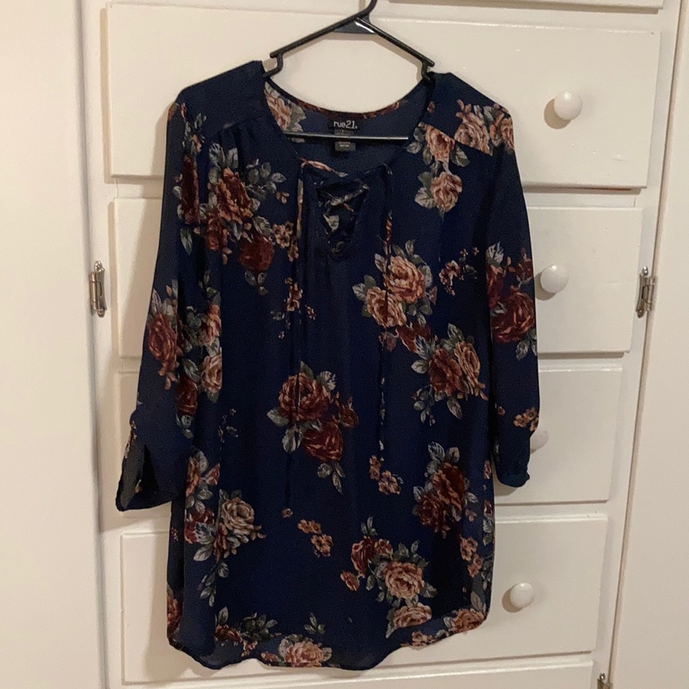 Navy floral flowy top, size Large